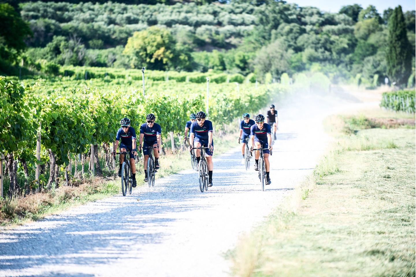 6 cyclists riding through the Tuscan countryside