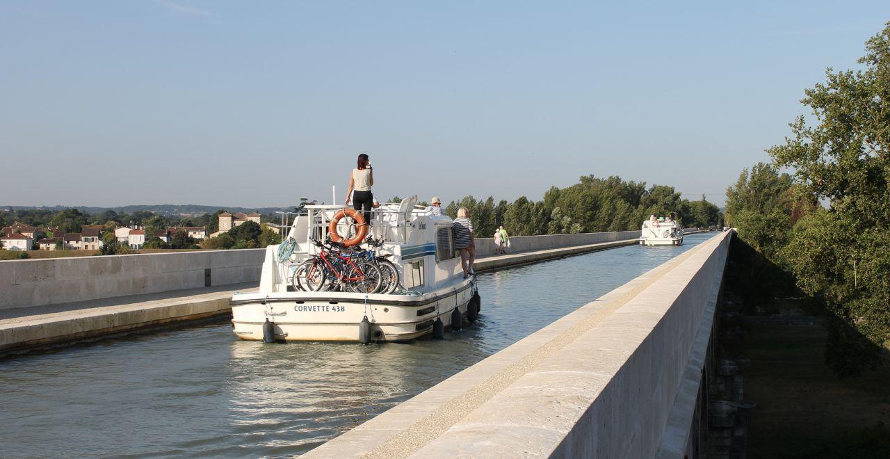 Boat with bicycles crossing the Agen aqueduct.