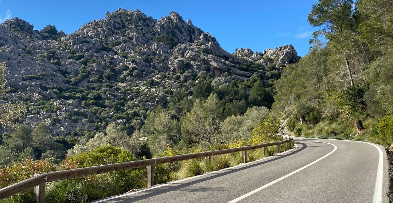 Winding road through the Mallorcan mountains 
