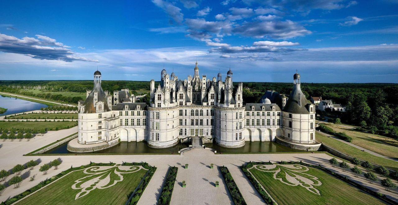 Aerial view of Château de Chambord and its gardens.