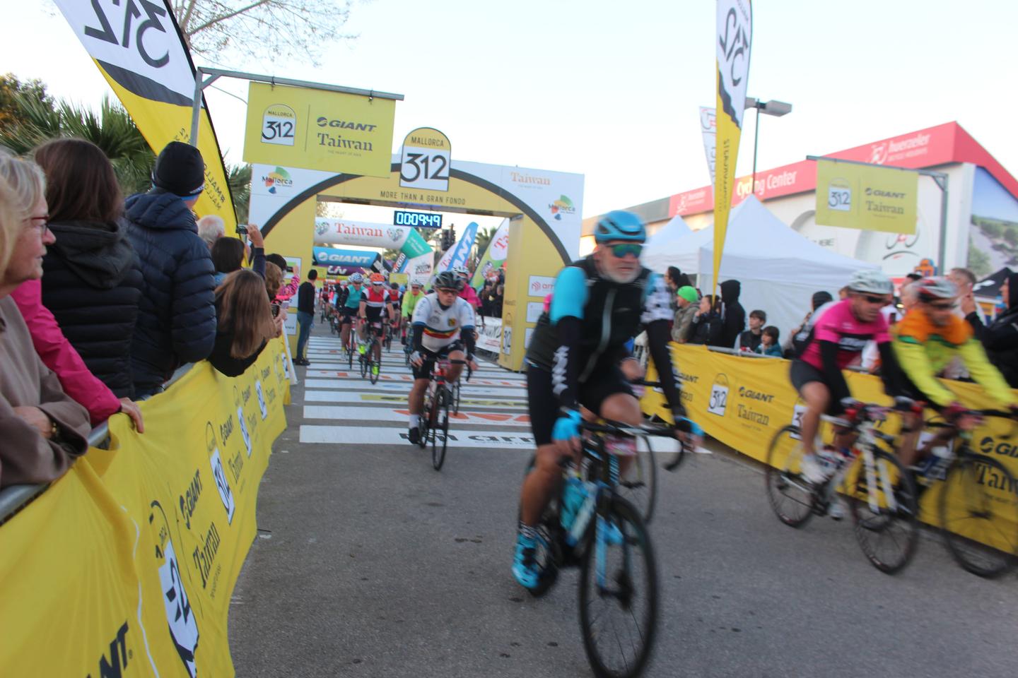 Cyclists in motion at the beginning of the Mallorca 312 race.