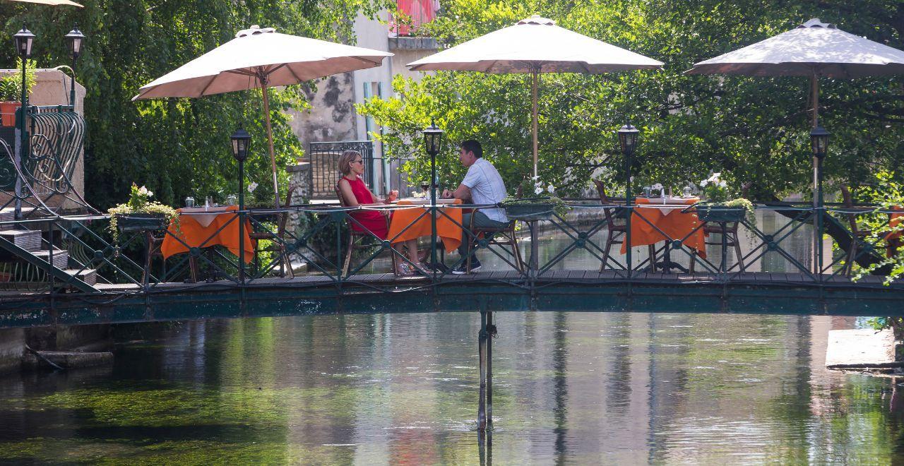 2 people having lunch in Isle sur la Sorgue in Provence