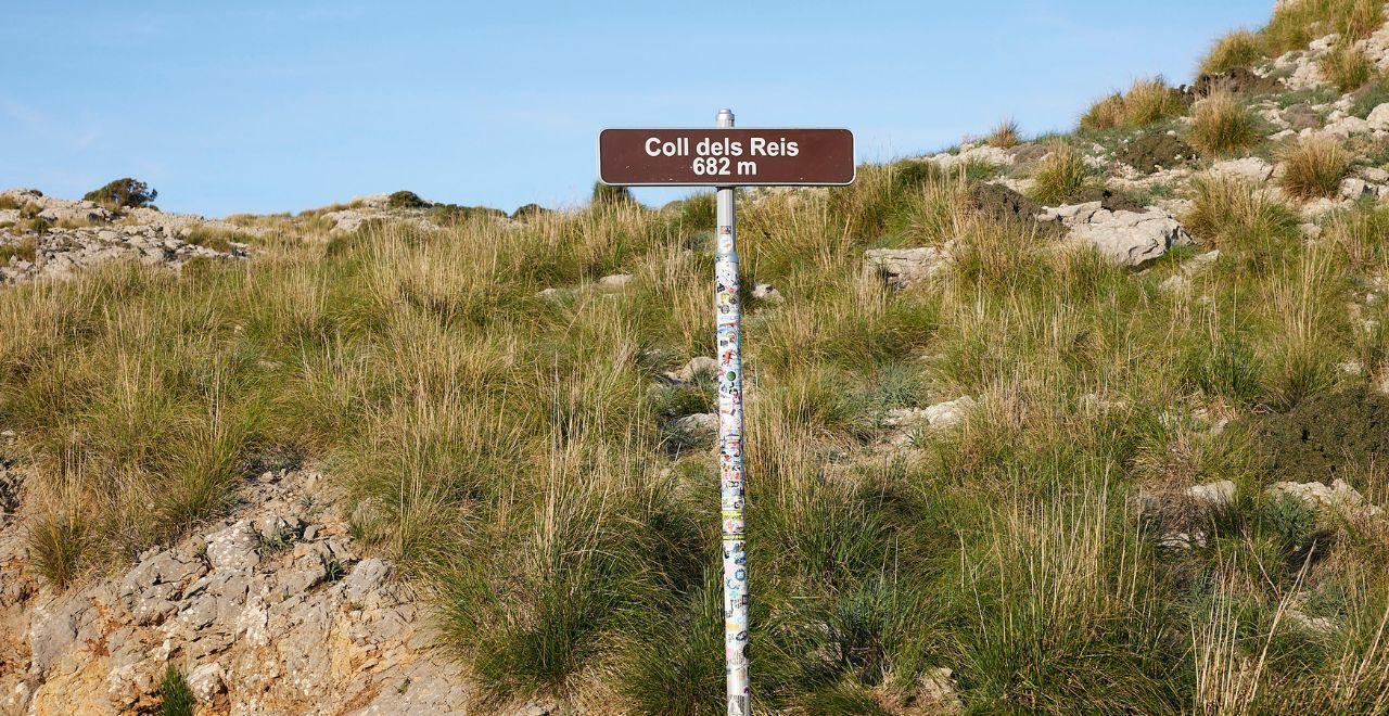 Sign at Coll dels Reis, Mallorca, elevation 682 meters