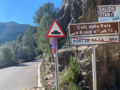 View of the signpost at the bottom of the Sa Calobra climb in Mallorca