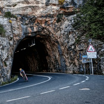 Cyclist descending out of the Monnaber tunnel