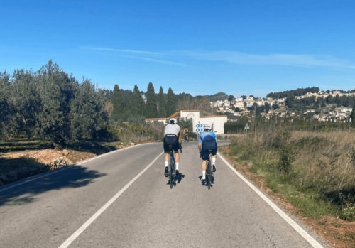 2 cyclists riding in Calpe
